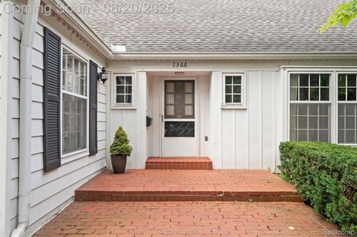 1366 Conge Dr, Bloomfield Hills, MI, 48304-3005 | Card Image