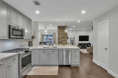 42 Still Corner Pl, The Woodlands, TX, 77381-3250 | Card Image