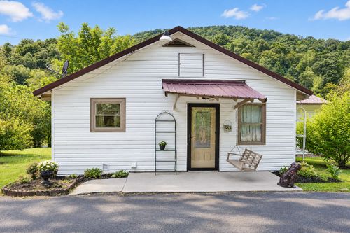 24 Halls Rd, Pineville, KY, 40977-7991 | Card Image