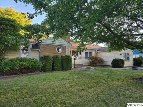 825 Augusta Rd, Carthage, IL, 62321-1703 | Card Image