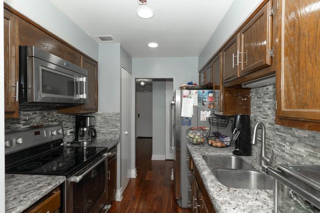 APT-210 - 3801 Appian Way, Home with 3 bedrooms, 2 bathrooms and null parking in Glenview IL | Image 9