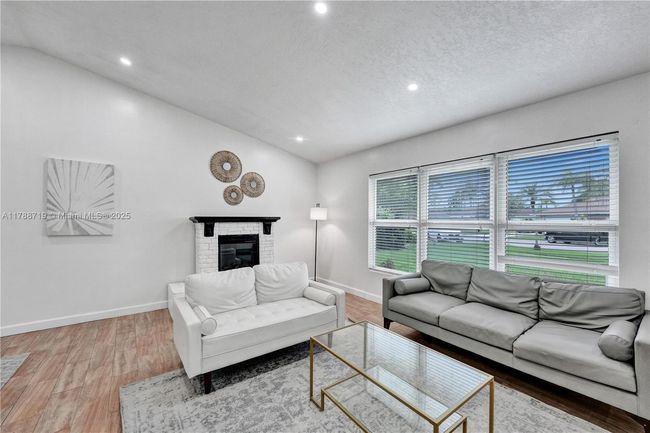 0 - 183 Sunflower Cir, House other with 4 bedrooms, 2 bathrooms and null parking in Royal Palm Beach FL | Image 6