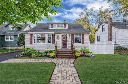 38 Roslyn St, Islip Terrace, NY, 11752-2726 | Card Image