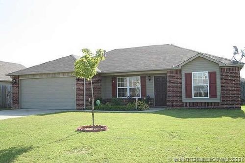 621 Creek St, Skiatook, OK, 74070-1885 | Card Image