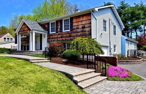 23 Malvern Ln, Stony Brook, NY, 11790-2832 | Card Image