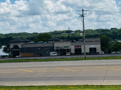 1005 Canal Shore Dr Sw, Le Claire, IA, 52753-7600 | Card Image