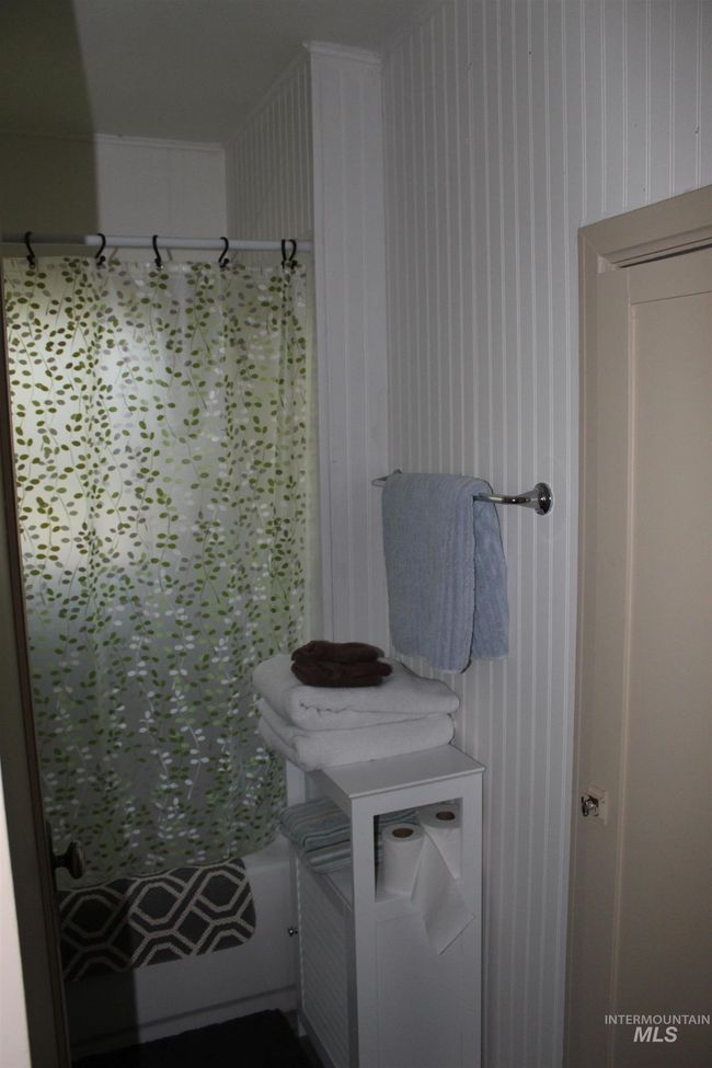 Full bathroom with shower / tub combo with curtain | Image 10