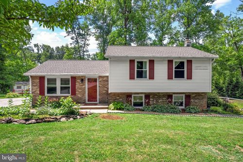 5618 Nancy Lou Ln, STEWARTSTOWN, PA, 17363-9453 | Card Image