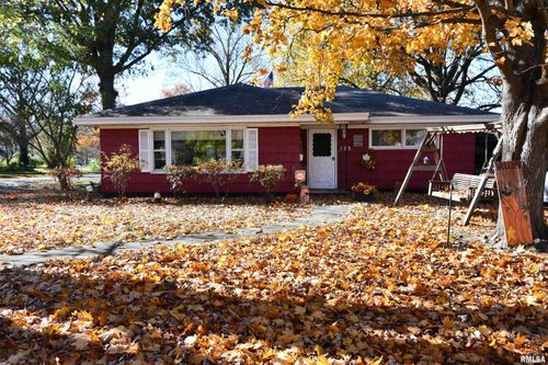 123 S 6th St, Girard, IL, 62640-1402 | Card Image