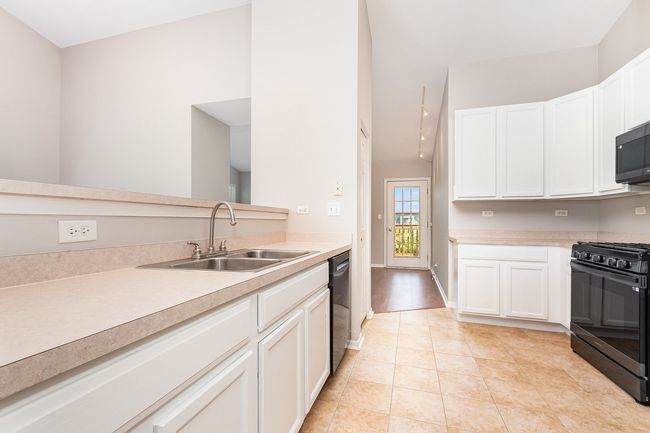 2404 Golf Ridge Cir, Condo with 2 bedrooms, 2 bathrooms and 4 parking in Naperville IL | Image 6
