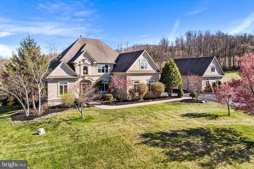 1572 Courtney Ct, Hellertown, PA, 18055-3060 | Card Image