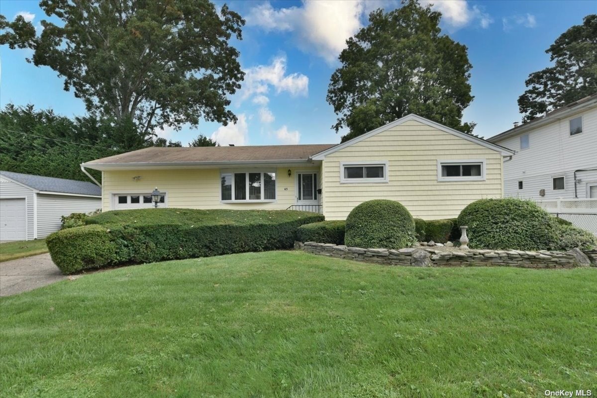 Fitzmaurice St, Massapequa Park, NY 11762