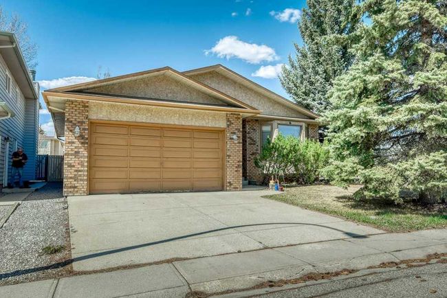 41 Sunhaven Close Se, Home with 4 bedrooms, 3 bathrooms and 4 parking in Calgary AB | Image 1