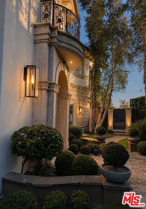2680 Bowmont Dr, Beverly Hills, CA, 90210-1815 | Card Image