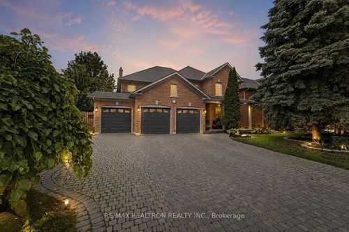 653 Exceller Cir, Newmarket, ON, L3X1P6 | Card Image