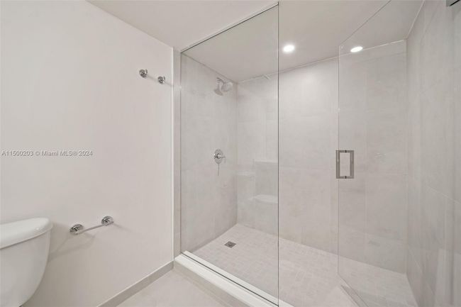 APT-402 - 555 Ne 34 Th St, Condo with 2 bedrooms, 2 bathrooms and null parking in Miami FL | Image 25