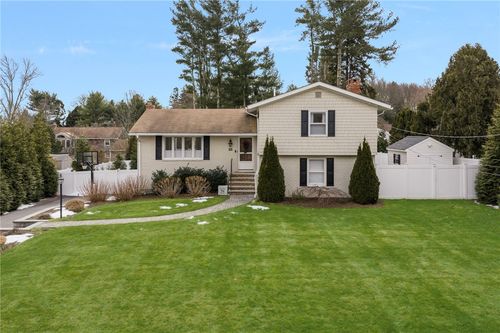 88 Hess Ave, Warwick, RI, 02889-6828 | Card Image