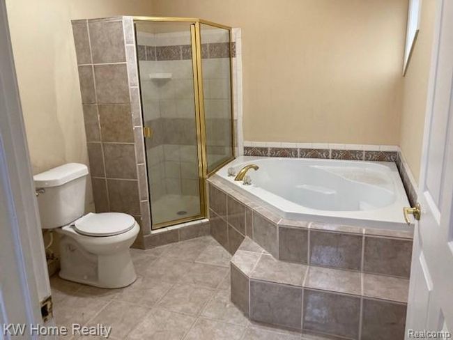 Upstairs Master Bath | Image 11