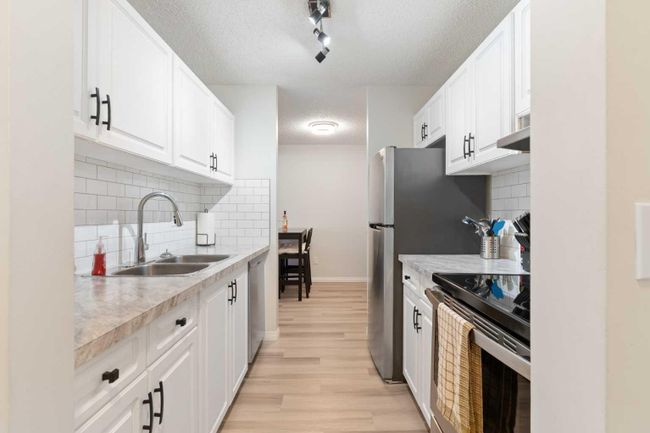3209 - 393 Patterson Hill Sw, Home with 2 bedrooms, 1 bathrooms and 1 parking in Calgary AB | Image 6