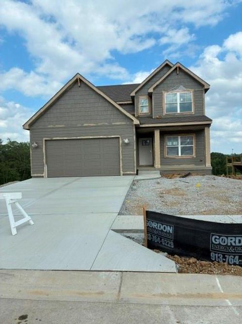 16192 Ryan Cir, Parkville, MO, 64152-8810 | Card Image