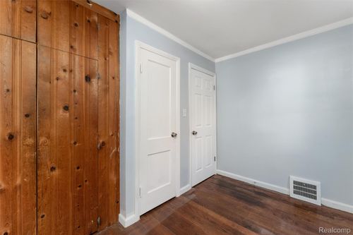 18704 Sunderland Rd, Detroit, MI, 48219-2883 | Card Image