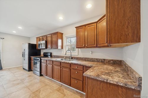 520 Andrew Ave, Jackson, MI, 49202-2154 | Card Image