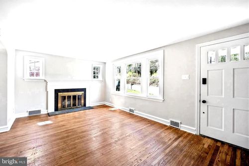 8025 New Second St, ELKINS PARK, PA, 19027-2716 | Card Image