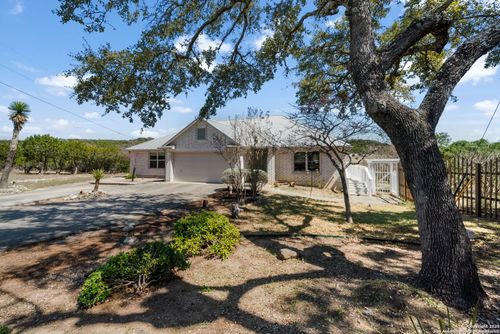 175 Forest Oaks Ln, Lakehills, TX, 78063-6231 | Card Image