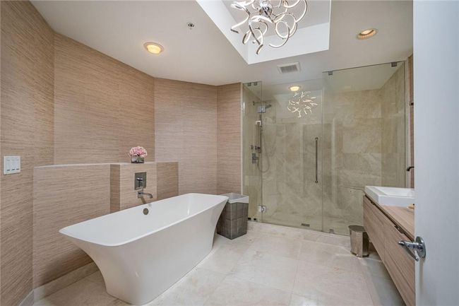 UNIT-2105 - 17111 Biscayne Blvd, Condo with 2 bedrooms, 3 bathrooms and null parking in Aventura FL | Image 29
