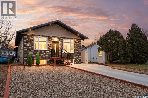 1148 Hochelaga St W, Moose Jaw, SK, S6H2J2 | Card Image