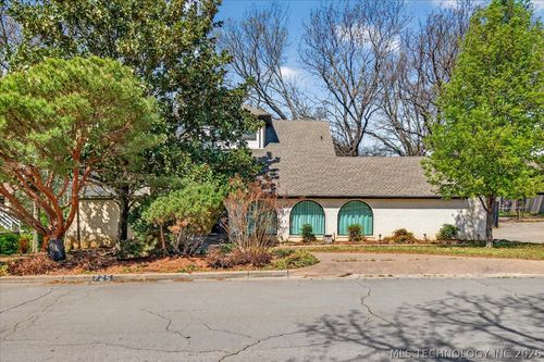725 Kenwood Dr, Bartlesville, OK, 74006-8298 | Card Image