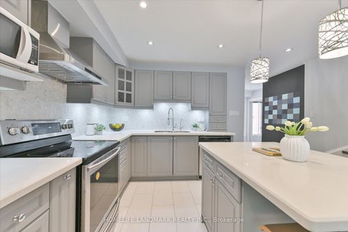 32 Queensmill Crt, Richmond Hill, ON, L4B1N4 | Card Image