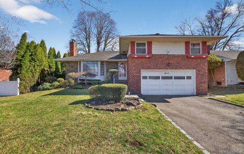 7 Carling Dr, New Hyde Park, NY, 11040-3720 | Card Image