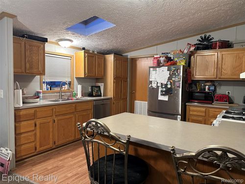 13 Fox Hound Ct, Grand Blanc, MI, 48439-8172 | Card Image