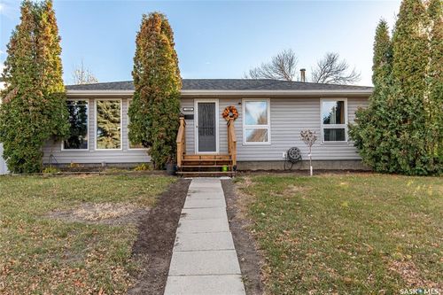 1443 Smith St, Moose Jaw, SK, S6H6W6 | Card Image