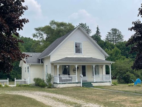 810 Cedar St, Clare, MI, 48617-1333 | Card Image