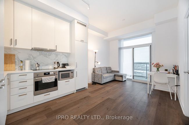 911 - 60 Honeycrisp Cres, Condo with 2 bedrooms, 1 bathrooms and null parking in Concord ON | Image 9