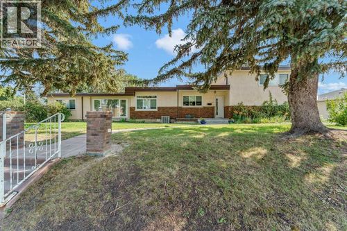 303 10 Street Sw, Medicine Hat, AB, T1A4R3 | Card Image