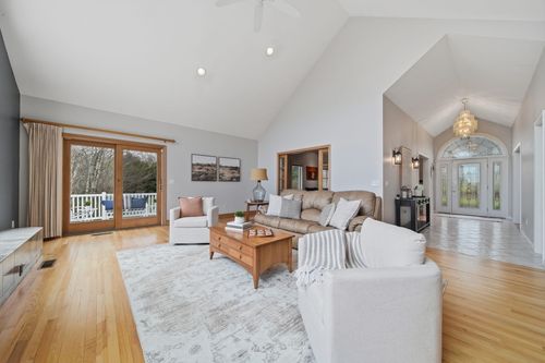 8 Ledgewood Dr, Londonderry, NH, 03053-4082 | Card Image