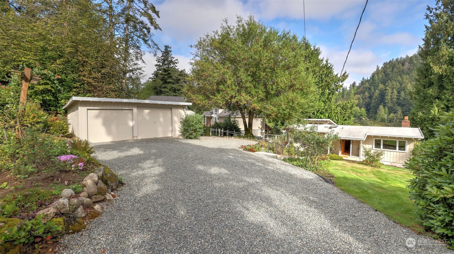 Lake Desire Dr, Renton, WA 98058