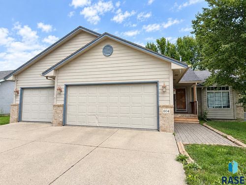 604 N Sandberg Dr, Sioux Falls, SD, 57110-5743 | Card Image