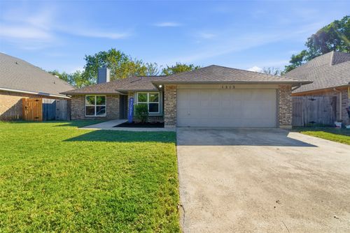1212 Eagle Lake Dr, Azle, TX, 76020-5101 | Card Image