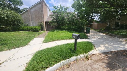2127 Manor Green Dr, Houston, TX, 77077-6330 | Card Image
