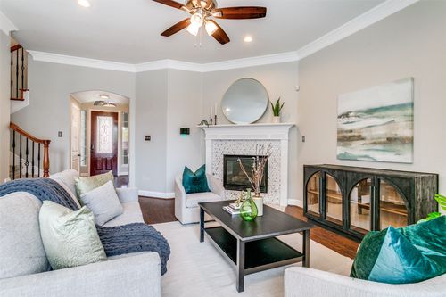 2204 Grizzly Run Ln, Euless, TX, 76039-6070 | Card Image