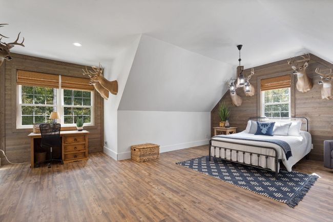 Upstairs bedroom w/private bath and a nook for desk overlooking the barn yard | Image 93