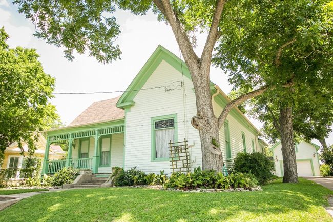 View of front of home featuring a porch, a front lawn, and a garage | Image 4