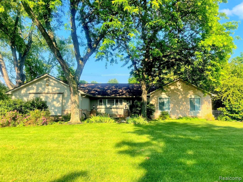 Mayfair Dr, Farmington Hills, MI 48331
