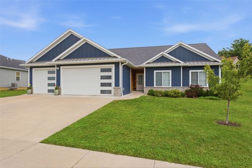 211 Dawson Dr, West Branch, IA, 52358-1201 | Card Image