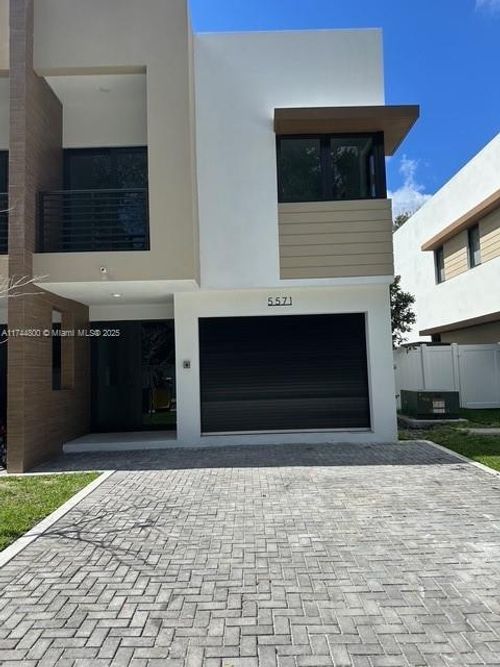 5571-5571 W Oak Way, Fort Lauderdale, FL, 33314-7572 | Card Image