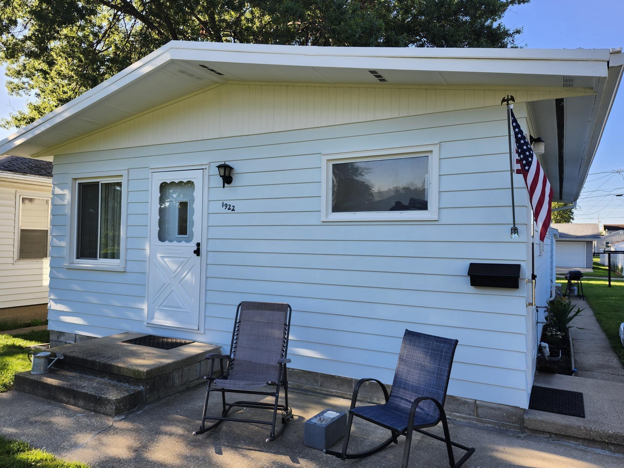 Howard Ave, Waterloo, IA 50702